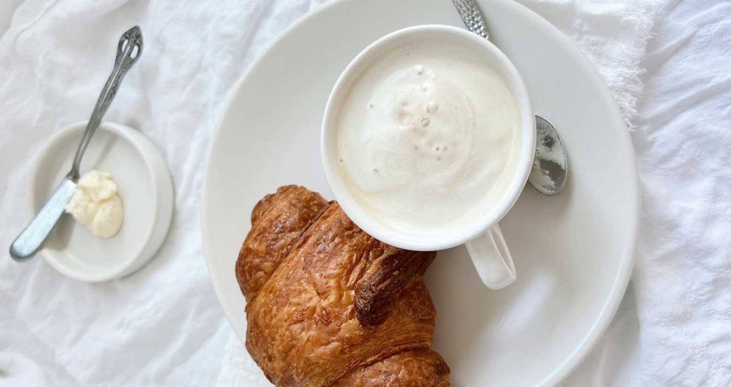 Juego de platos y taza anfora con latte y croissant